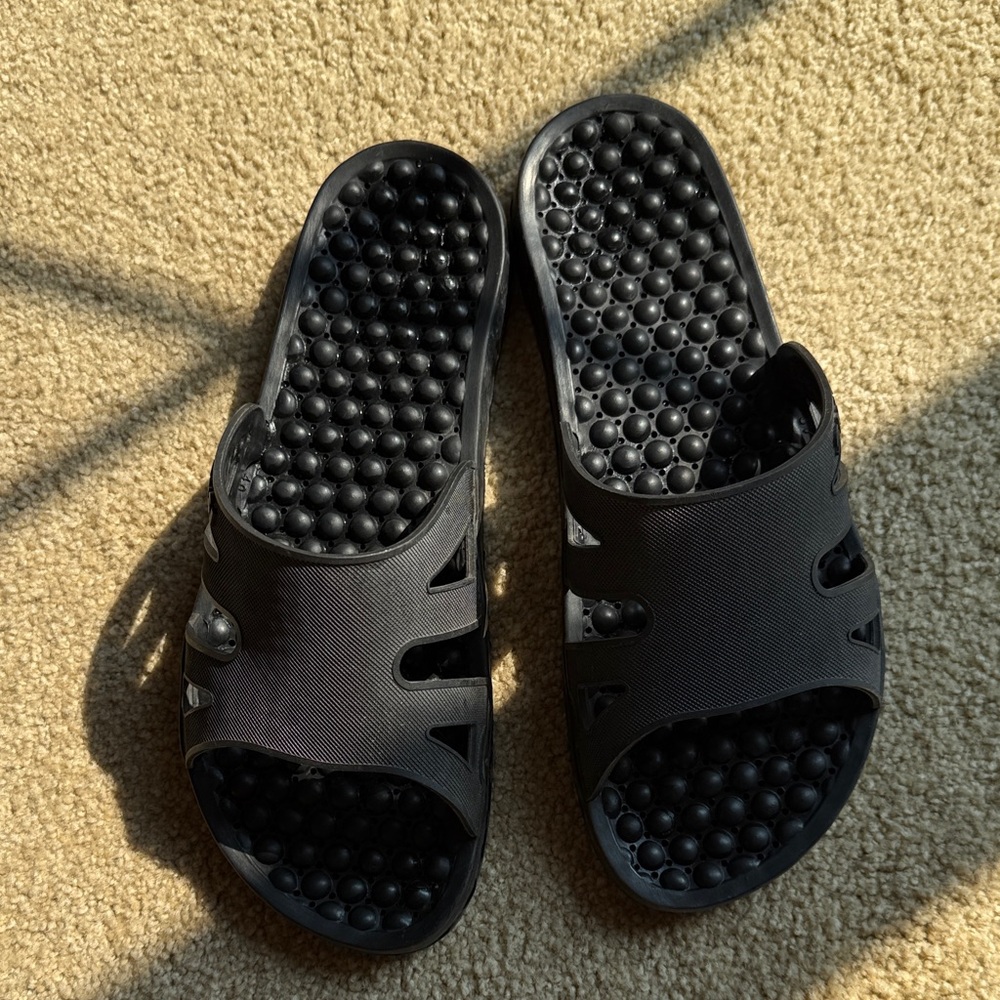 Sensi size 9 black “Spa” sandals